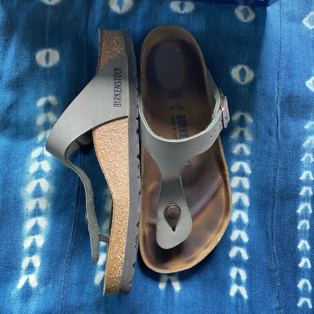 Size 38 stone color Gizeh Birkenstock’s